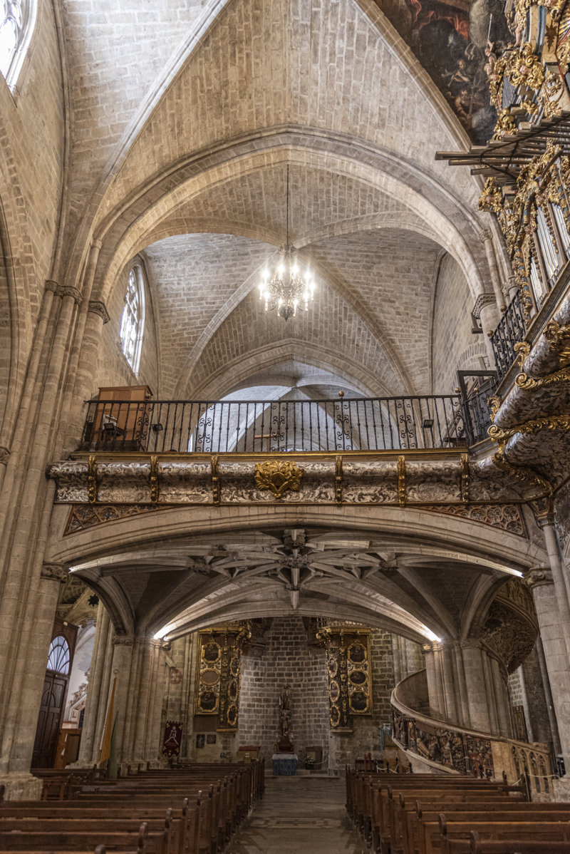 Castelló de la Plana - Morella 030 - basílica Arciprestal de Santa María la Mayor - coro, trascoro y escalera.jpg